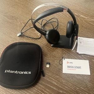 Plantronics Voyager Focus UC B825 Wireless Headset and Charging Station
